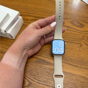 Apple Watch Series 8 silver starlight